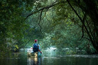 Canoë sur le canal de Nantes à Brest (photo Emmanuel Berthier)